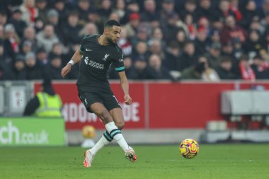 Liverpool 'dan Cody Gakpo 18 Ocak 2025' te İngiltere 'deki Gtech Community Stadyumu' nda oynanan Premier League karşılaşmasında pas veriyor.