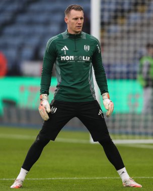 Maç öncesi ısınma sırasında Fulham 'dan Bernd Leno 18 Ocak 2025' te King Power Stadyumu 'nda Leicester City ile Fulham maçında karşılaşacak.