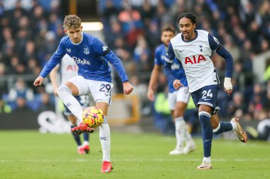 Everton 'dan Jesper Lindstrom 19 Ocak 2025' te Goodison Park, Liverpool 'da oynanan Premier League maçında topu kontrol ediyor.