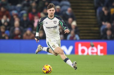 Sunderland 'dan Dennis Cirkin, 17 Ocak 2025' te Burnley 'e karşı Turf Moor, Burnley, İngiltere' de oynanan Sky Bet Şampiyonası maçının ikinci yarısındaki ilk yarıda topu atıyor.