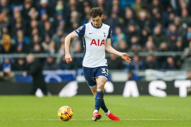 Tottenham Hotspur 'dan Ben Davies, Premier League maçında topu geçiyor Everton, Tottenham Hotspur' a karşı Goodison Park, Liverpool, İngiltere, 19 Ocak 2025
