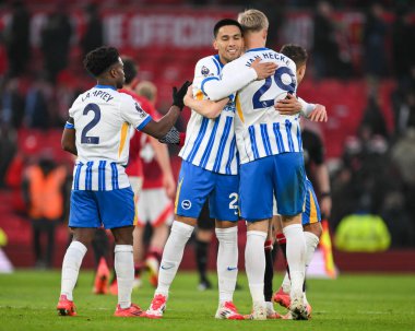 Brighton & Hove Albion takımından Diego Gomez ve Jan Paul van Hecke, 19 Ocak 2025 tarihinde Old Trafford, Manchester, Birleşik Krallık 'ta Premier League maçının bitişini kutladılar.