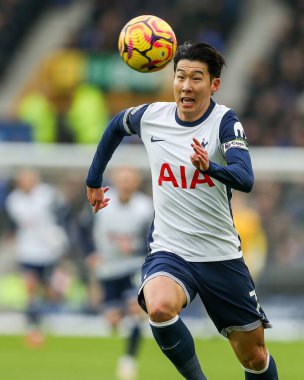 Tottenham Hotspur 'un oğlu Heung-min, Premier Lig maçında topu Goodison Park, Liverpool, İngiltere' de Everton Tottenham Hotspur 'a karşı 19 Ocak 2025' te fırlattı.