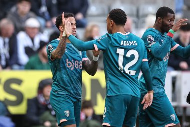 Bournemouth 'dan Justin Kluivert, 18 Ocak 2025' te St. James 's Park, Newcastle, İngiltere' de oynanan Premier League maçı Newcastle United - Bournemouth maçında 1-2 kazanma hedefini kutluyor.