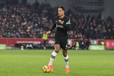 Liverpool 'dan Virgil van Dijk Premier League maçı sırasında Brentford-Liverpool maçı sırasında Gtech Community Stadyumu, Londra, Birleşik Krallık, 18 Ocak 2025
