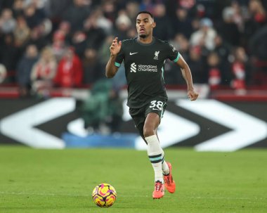 Liverpool 'dan Ryan Gravenberch 18 Ocak 2025' te Londra 'daki Gtech Community Stadyumu' nda oynanan Premier League karşılaşmasında topu kırıyor.