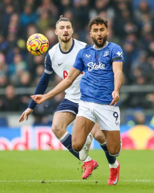 Everton 'dan Dominic Calvert-Lewin, Premier League maçında Tottenham Hotspur' dan Radu Draguin ile Goodison Park, Liverpool 'da oynanan Everton Tottenham Hotspur maçında baskı altında.