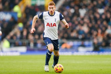 Tottenham Hotspur takımından Dejan Kulusevski, 19 Ocak 2025 'te Goodison Park, Liverpool' da oynanan Premier League maçında topla koşuyor.