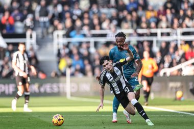 Newcastle United takımından Tino Livramento, 18 Ocak 2025 'te St. James' s Park, Newcastle, İngiltere 'de oynanan Premier League karşılaşmasında Bournemouth' dan Antoine Semenyo 'ya karşı faul yaptı.