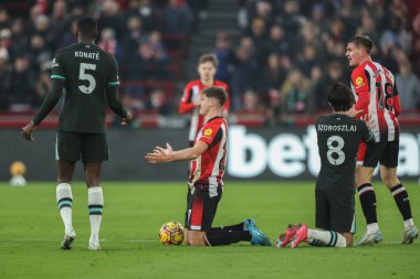 Brentford 'lu Vitaly Janelt, 18 Ocak 2025' te İngiltere 'deki Gtech Community Stadyumu' nda Liverpool 'lu Dominik Szoboszlai' nin Brentford-Liverpool maçı sırasında faul yapması üzerine tepki gösterdi.