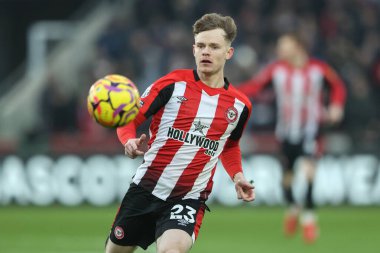 Brentford 'dan Keane Lewis-Potter 18 Ocak 2025' te Londra 'daki Gtech Community Stadyumu' nda oynanan Premier League karşılaşmasında topu izliyor.