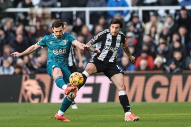 Newcastle United takımından Sandro Tonali, 18 Ocak 2025 'te St. James' s Park, Newcastle, İngiltere 'de oynanan Premier League karşılaşmasında Bournemouth' tan Lewis Cook tarafından yenildi.