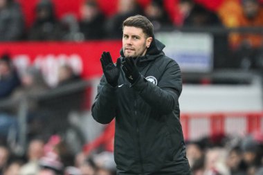 Brighton & Hove Albion 'un Fabian Hrzeler Müdürü, 19 Ocak 2025' te Old Trafford, Manchester, Birleşik Krallık 'ta oynanan Premier Lig karşılaşmasında kendi tarafını alkışlıyor.