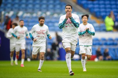 Swansea City 'den Ben Cabango, 18 Ocak 2025' te Cardiff City, Cardiff City Stadyumu 'nda oynanan Gökyüzü İddia Şampiyonası karşılaşması öncesinde ısınma için koşuyor.