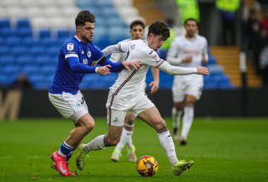 Cardiff City 'den Ollie Tanner, 18 Ocak 2025' te Cardiff City Stadyumu 'nda Cardiff City ile Swansea City arasındaki Sky Bet Şampiyonası maçında Swansea City' den Josh Key 'i yere serdi.