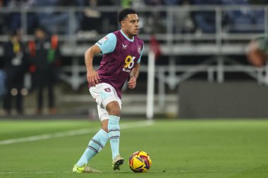 Burnley 'den CJ Egan-Riley 17 Ocak 2025' te Burnley 'e karşı Turf Moor, Burnley, Birleşik Krallık' ta oynanan Gökyüzü İddia Şampiyonası maçında topla birlikte.