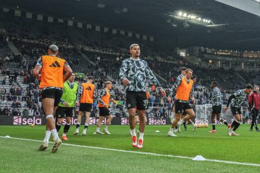 Newcastle United 'dan Bruno Guimares Premier League maçı sırasında İngiltere' nin Newcastle şehrinde oynanan St.James 's Park' ta oynanan maç öncesi ısınma maçında