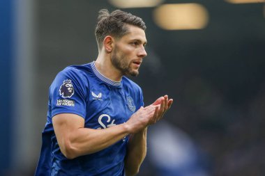 Everton 'dan James Tarkowski, 18 Ocak 2025' te Londra 'daki Londra Stadyumu' nda oynanan Premier League maçı öncesinde taraftarları West Ham United 'a karşı Crystal Palace maçından haberdar ediyor.