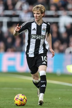 Newcastle United takımından Anthony Gordon, 18 Ocak 2025 'te St. James' s Park, Newcastle, İngiltere 'de oynanan Premier League maçı Newcastle United ve Bournemouth maçında topu aldı.