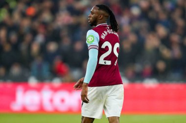 West Ham United takımından Aaron Wan-Bissaka 18 Ocak 2025 'te Londra' daki Londra Stadyumu 'nda oynanan Premier League maçında West Ham United' a karşı Crystal Palace maçını izliyor.