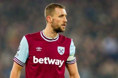 West Ham United takımından Tomas Soucek, 18 Ocak 2025 'te Londra' daki Londra Stadyumu 'nda oynanan Premier League maçında West Ham United' a karşı Crystal Palace maçını izliyor.