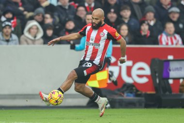 Brentford 'dan Bryan Mbeumo 18 Ocak 2025' te Londra 'daki Gtech Community Stadyumu' nda oynanan Premier League karşılaşmasında topu atıyor.