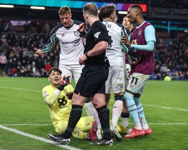 Burnley 'li hakem Anthony Backhouse ve James Trafford 17 Ocak 2025' te Burnley-Sunderland Turf Moor, Burnley, İngiltere 'de oynanan Gökyüzü İddia Şampiyonası maçında ikinci penaltı bağırışında
