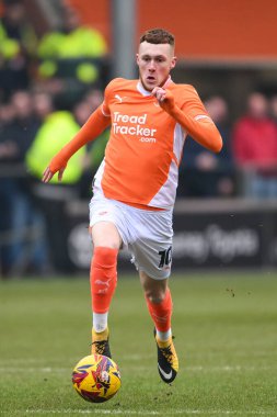 Blackpool 'dan Sonny Carey 18 Ocak 2025' te Bloomfield Road, Blackpool 'da oynanan Blackpool-Huddersfield Town maçında topa vuruyor.