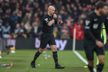 Hakem Anthony Taylor, Nottingham Ormanı 'ndan Nikola Milenkovi' nin 19 Ocak 2025 'te Nottingham City Ground, Nottingham, İngiltere' de oynanan Premier League maçı sırasında attığı gol için ofsayt veriyor.