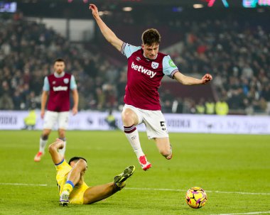 West Ham United takımından Ollie Scarles, 18 Ocak 2025 'te Londra Stadyumu' nda oynanan Premier League karşılaşmasında Crystal Palace 'dan Justin Devenny' nin attığı top karşısında elendi.
