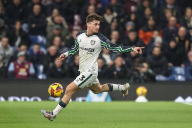 Sunderland 'dan Dennis Cirkin, 17 Ocak 2025' te Burnley, Burnley, İngiltere 'deki Turf Moor' da oynanan Gökyüzü İddia Şampiyonası karşılaşmasında topla fren yaparken takımına talimat veriyor.