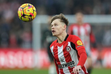 Brentford 'dan Keane Lewis-Potter 18 Ocak 2025' te Londra 'daki Gtech Community Stadyumu' nda oynanan Premier League karşılaşmasında topu izliyor.