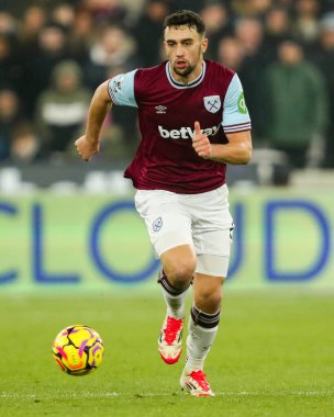 West Ham United takımından Maximilian Kilman 18 Ocak 2025 'te Londra' daki Londra Stadyumu 'nda oynanan Premier League maçında topla koşuyor.