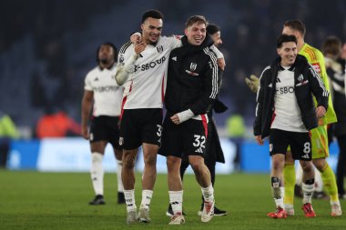 Fulham 'dan Antonee Robinson ve Fulham' dan Emile Smith Rowe Premier Lig maçını 18 Ocak 2025 'te King Power Stadyumu' nda Leicester City Fulham 'a karşı 0-2' lik galibiyetle kazandıktan sonra kucaklaşıyorlar.