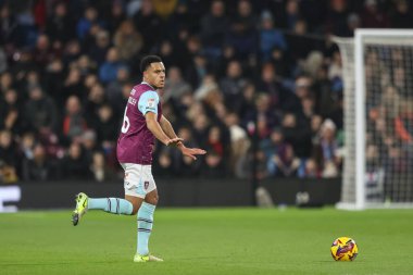 Burnley 'den CJ Egan-Riley, 17 Ocak 2025' te Burnley - Sunderland Turf Moor, Burnley, Birleşik Krallık 'ta oynanan Gökyüzü İddia Şampiyonası maçında top atma talimatı verdi.