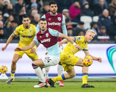 West Ham United takımından Guido Rodriguez, 18 Ocak 2025 'te Londra Stadyumu' nda oynanan Premier League maçı sırasında Will Hughes 'la top mücadelesi verdi.
