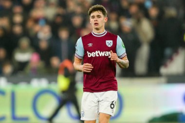 West Ham United takımından Lewis Orford, 18 Ocak 2025 'te Londra Stadyumu' nda oynanan Premier League maçı sırasında izlemektedir.