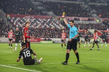 Hakem Andy Madley, 18 Ocak 2025 'te İngiltere, Londra' daki Gtech Community Stadyumu 'nda oynanan Premier League karşılaşmasında Brentford-Liverpool maçında Brentford' dan Mads Roerslev 'e sarı kart verdi.