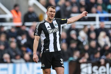 Newcastle United takımına, 18 Ocak 2025 'te St. James' s Park, Newcastle, İngiltere 'de oynanan Premier League maçı Newcastle United - Bournemouth maçında talimat verdi.
