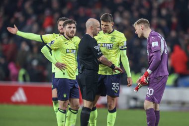 Southampton oyuncuları, 19 Ocak 2025 'te İngiltere' nin Nottingham şehrinde oynanan Premier League maçında Nottingham Forest 'a karşı Southampton maçında düdük çaldıktan sonra hakem Anthony Taylor' ın etrafını sardı.