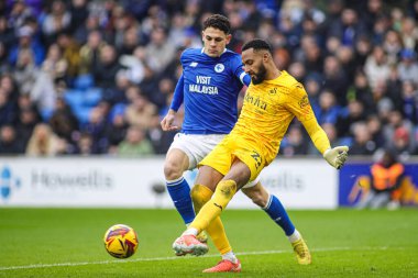 Cardiff City 'den Yusuf Salech, 18 Ocak 2025' te Cardiff City Stadyumu 'nda Cardiff City ile Swansea City arasındaki Sky Bet Şampiyonası maçında Swansea City kalecisi Lawrence Vigourouxu kapattı.