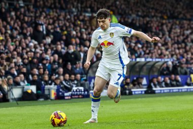 Leeds United takımından Daniel James, Leeds Road, Leeds, İngiltere 'de 19 Ocak 2025' te oynanan ve Leeds United 'ın Sheffield' a karşı oynadığı maçta topu düşürüyor.