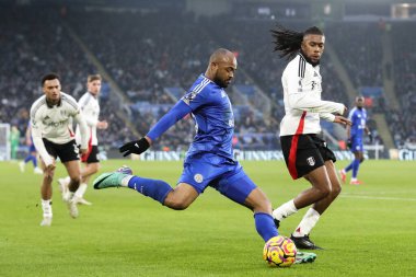 Leicester City 'den Jordan Ayew 18 Ocak 2025' te King Power Stadyumu 'nda Leicester City ile Fulham arasındaki Premier League maçında topu çaprazlıyor.