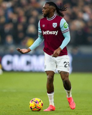 West Ham United takımından Aaron Wan-Bissaka 18 Ocak 2025 'te Londra' daki Londra Stadyumu 'nda oynanan Premier League maçında tepki gösterdi.