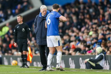 David Moyes, Everton Premier Lig maçında James Tarkowski ile konuşuyor. Everton Tottenham Hotspur 'a karşı Goodison Park, Liverpool, İngiltere, 19 Ocak 2025