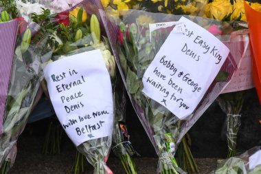 Çiçekler, notlar ve eşarplar, Manchester United - Brighton ve Hove Albion 'a karşı 19 Ocak 2025' te Old Trafford, Manchester, İngiltere 'de oynanan Premier Lig karşılaşmasında Old Trafford' un önünde Dennis Law 'a hürmeten dikildi.