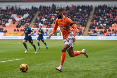 Blackpool 'dan CJ Hamilton 18 Ocak 2025' te Bloomfield Road, Blackpool 'da oynanan Blackpool-Huddersfield Town maçında topa vuruyor.