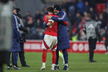 Nottingham Ormanı 'nın teknik direktörü Nuno Esprito Santo, Nottingham Ormanı' nın 19 Ocak 2025 'te Nottingham Ormanı' nda oynanan Premier League maçı sırasında Nottingham Ormanı 'nın Southampton' a karşı oynadığı maçtan sonra Nottingham Ormanı 'ndan Neco Williams' ı kucaklıyor.