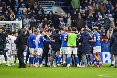 Hem oyuncular hem de personel, 18 Ocak 2025 'te Cardiff City, Cardiff City Stadyumu' nda Cardiff City ile Swansea City arasındaki Sky Bet Şampiyonası maçının son düdüğü sırasında bir kavgaya karışır.