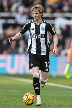 Newcastle United takımından Anthony Gordon, 18 Ocak 2025 'te St. James' s Park, Newcastle, İngiltere 'de oynanan Premier League maçı Newcastle United ve Bournemouth maçında topu aldı.